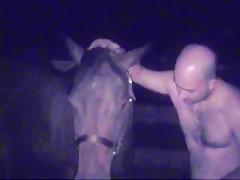 Preciosa India peluda con perro