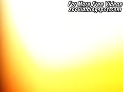 Mientras le come la polla al novio, el perro se la cepilla